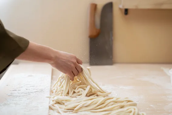 自家製手打ち麺をこねる様子