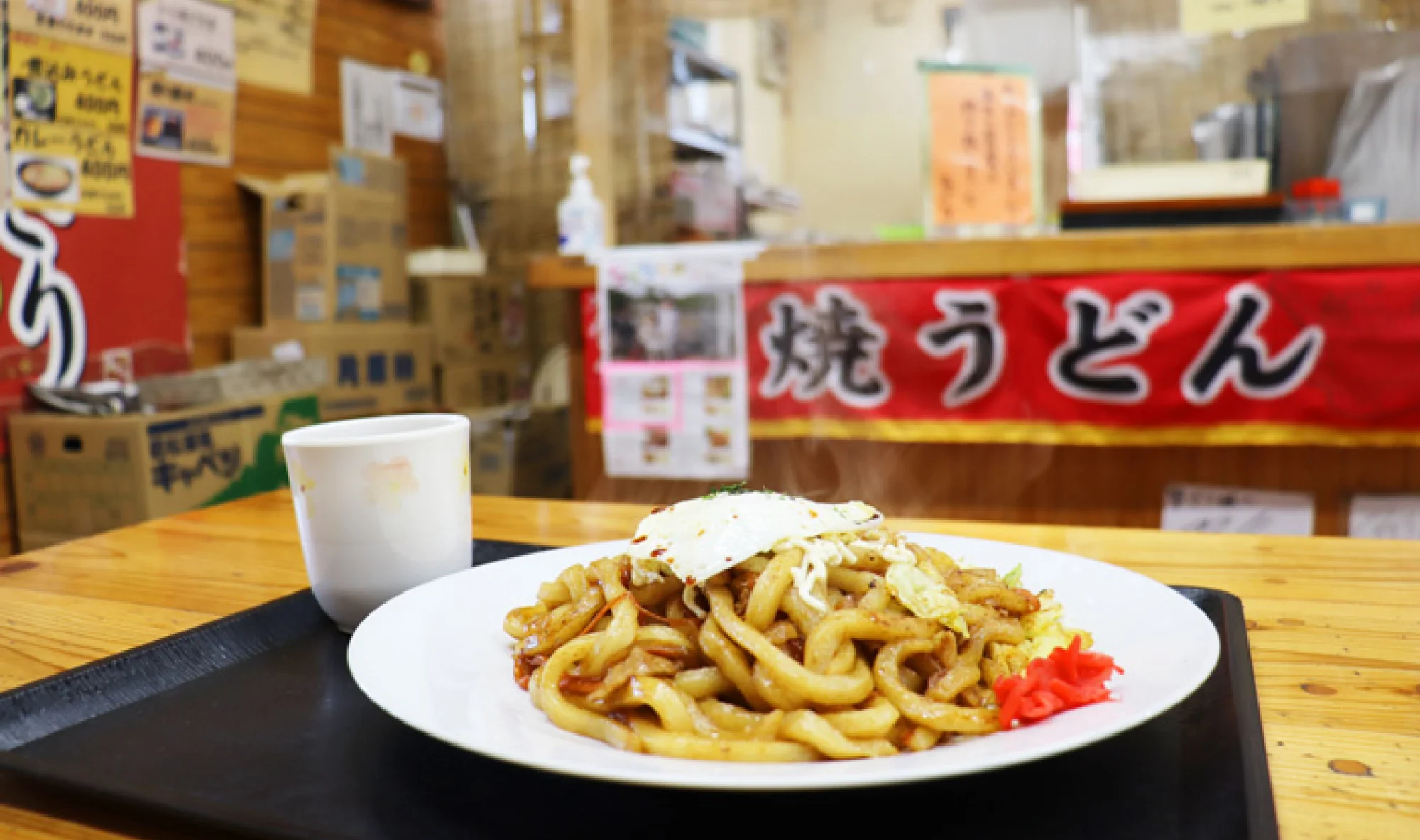 オムうどんと店内の様子